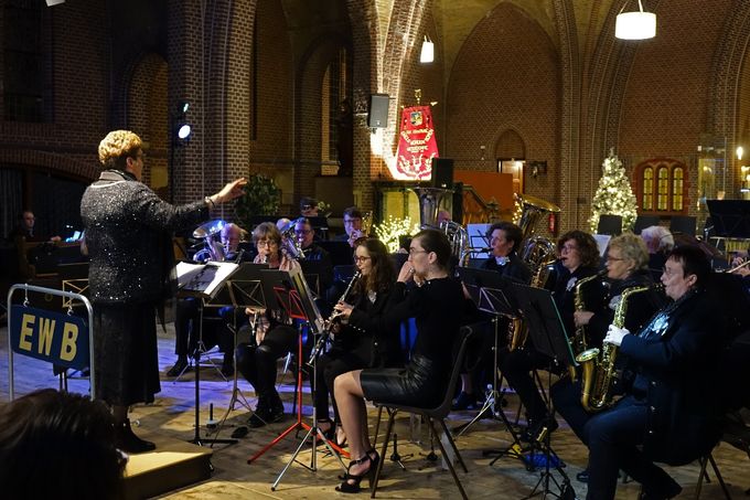 Foto's: Emmy Audenaerd
Prachtig Kerstconcert met een afgeladen zaal publiek. Jammer dat de verwarming het heeft laten afweten, maar ondanks dat was het een avond om niet te vergeten. 